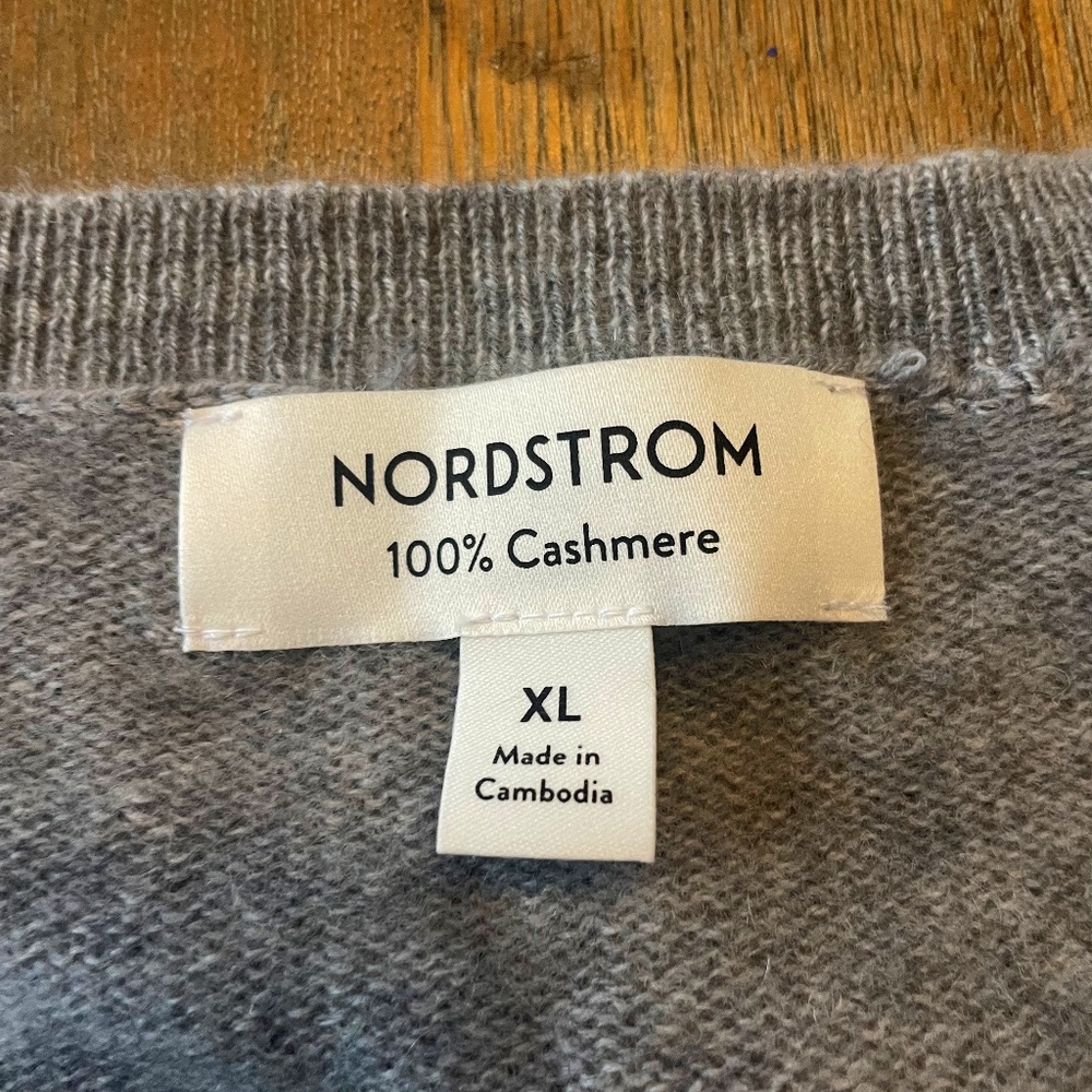 Women’s gray 100% cashmere v neck, size XL